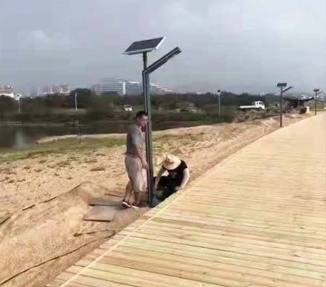 麗江小區(qū)公園棧道太陽(yáng)能路燈案例
